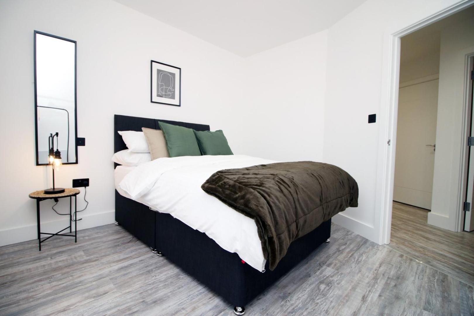 2 Bedroom With Free Parking Swindon Exterior foto