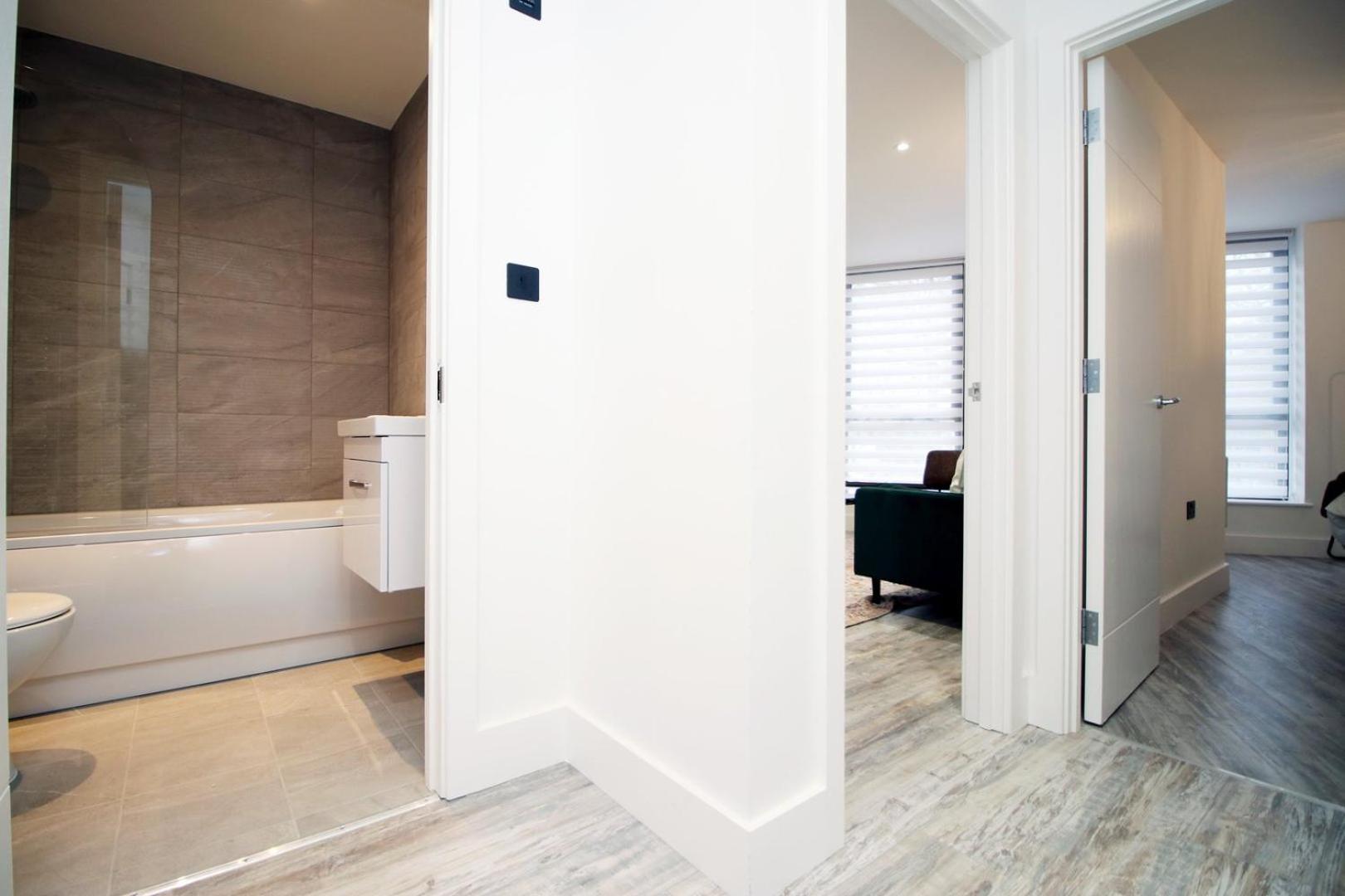 2 Bedroom With Free Parking Swindon Exterior foto